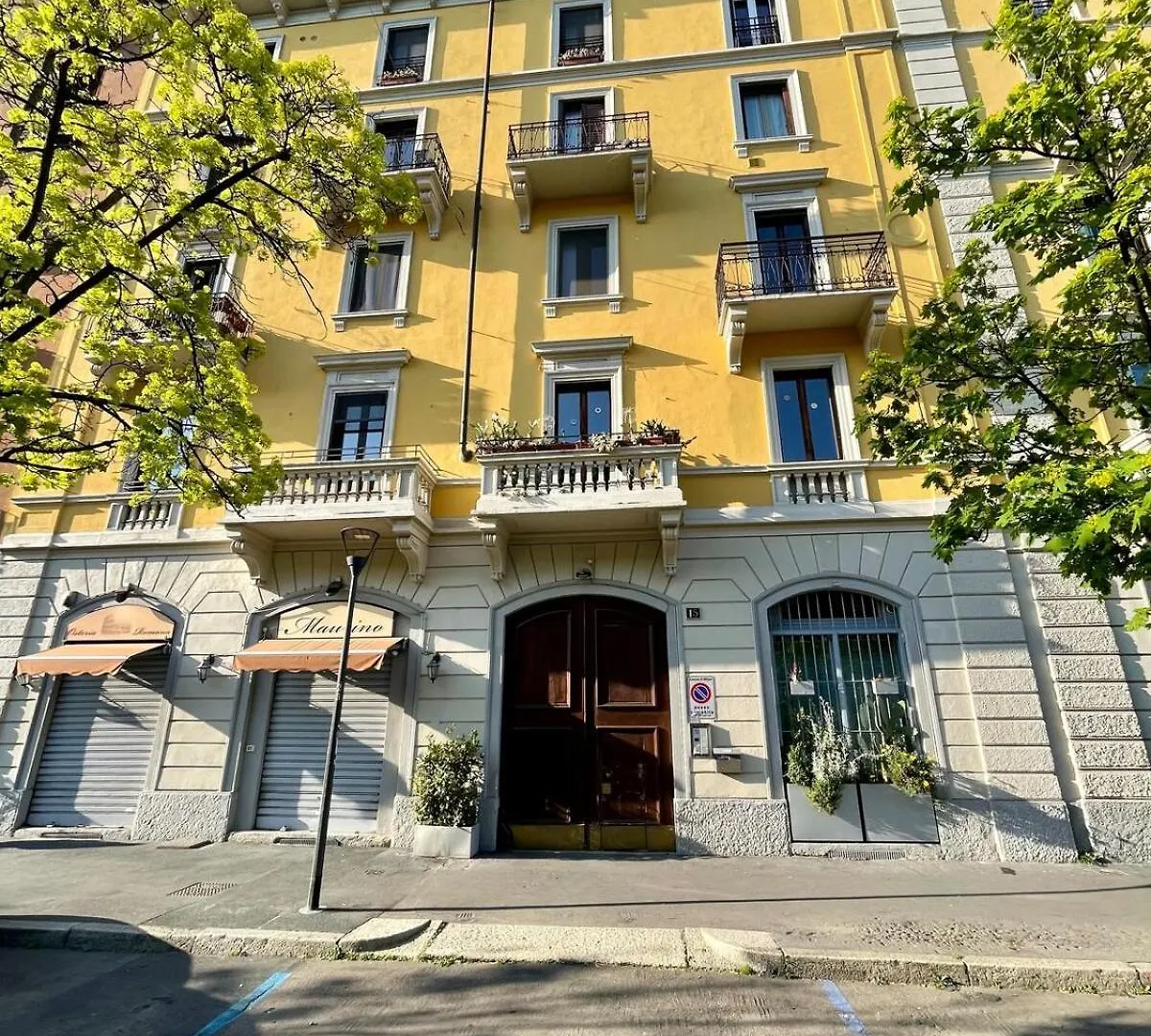 Sunny Balcony In Porta Romana Milano Italien